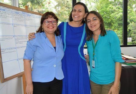 Da esquerda para a direita: diretora do Daest, TAE Mônica Barbosa; coordenadora de Desenvolvimento Estudantil, TAE Larissa Freire; e coordenadora do Grupo Apoie-se, TAE Josiane Medeiros 